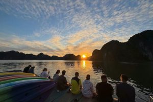 Tour Sunset trên vịnh Lan Hạ